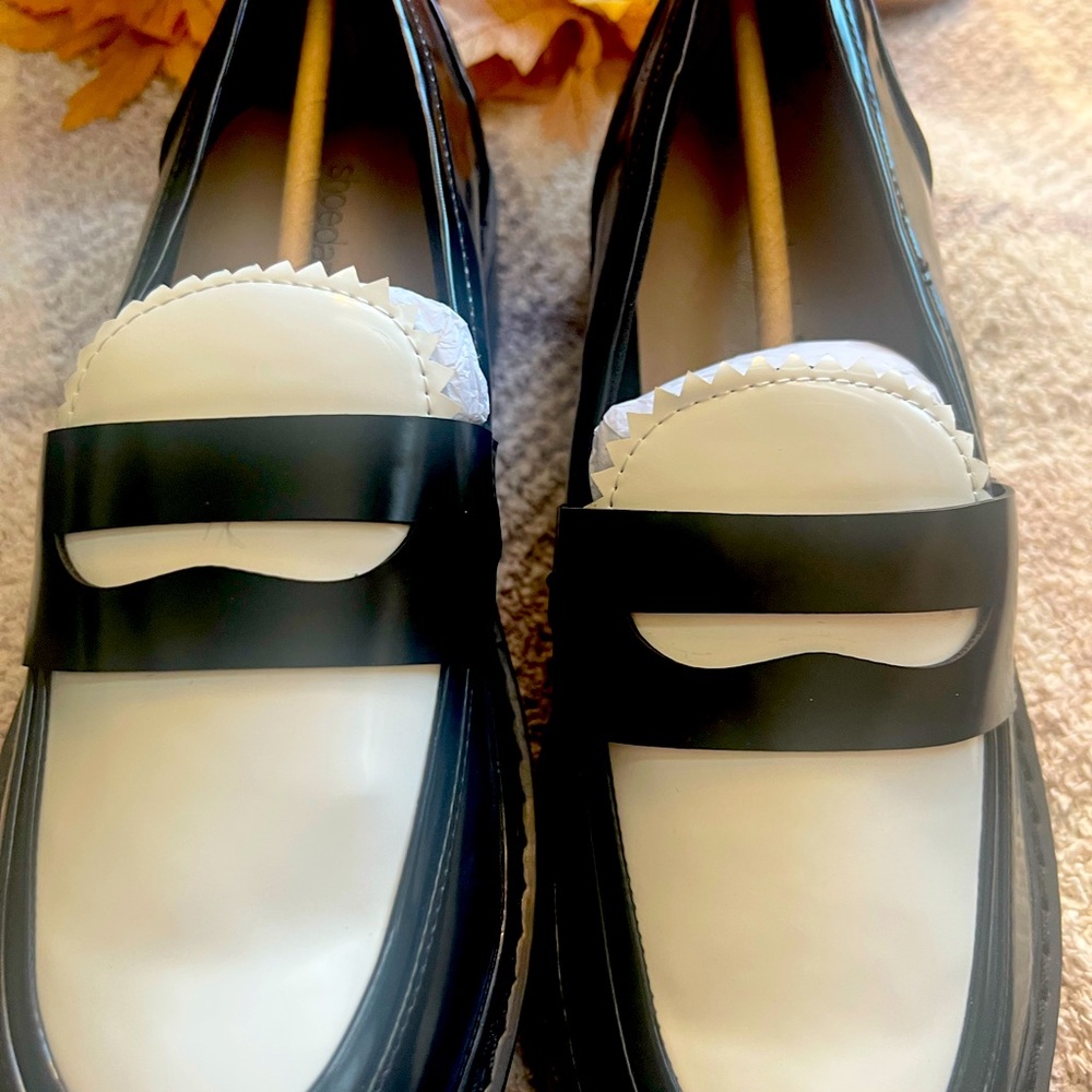 Shoe Dazzle Oxford type black and white